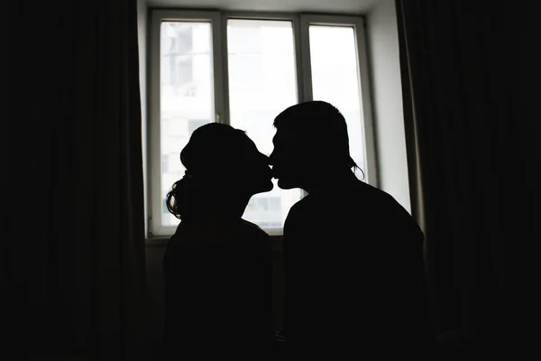 Romantiska Siluetter Ett Par Förälskade Mot Fönstret — Stockfoto