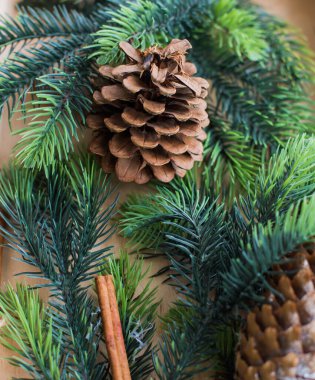 Koyu ahşap tahta üzerinde dekorasyon ile Noel köknar ağacı