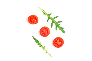 taze rucola yaprakları üzerinde beyaz izole kiraz domates ile