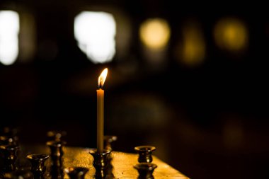 yanan turuncu mumları yakın çekim