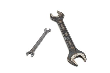 Beyaz arka plan üzerinde izole eski bir İngiliz anahtarı