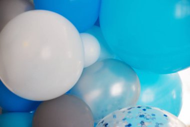 Mavi hava balonları arka plan, büyük demet bir helyum Balonlar, mutlu doğum günü kutlaması, tatil, parti dekorasyon için sürpriz