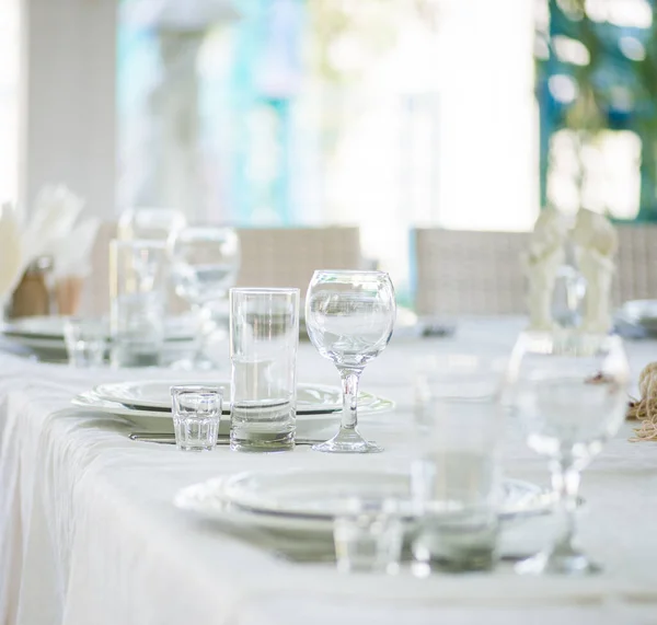 Şenlikli Beyaz Bir Masada Cam Kadehler — Stok fotoğraf