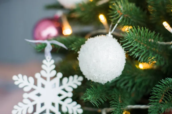 Schöne Weihnachtskugel Weihnachtsbaum — Stockfoto