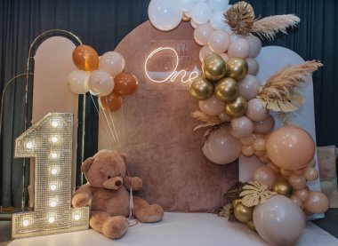 Balonlu fotoğraf bölgesi, oyuncak ayılar, süslü doğum günü kutlaması.