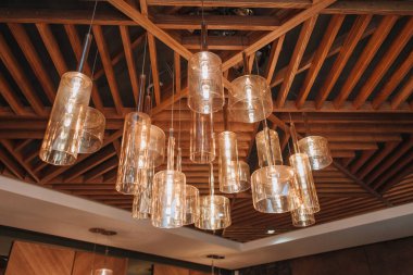 Renkli tavan lambaları bolluğu