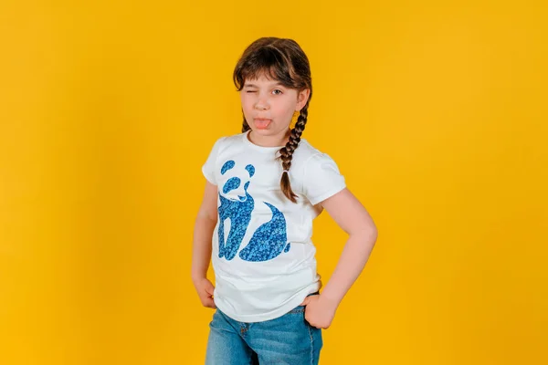 Chica Mueca Mostrando Lengua Fondo Amarillo Aislado —  Fotos de Stock