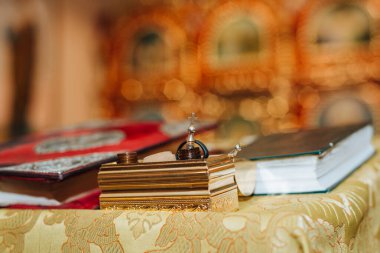 Kilise aksesuarları, haç, kitap. bokeh