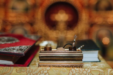 Kilise aksesuarları, haç, kitap. bokeh