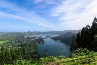 Portekiz 'in Azores kentindeki Sao Miguel adasındaki Sete Cidades gölleri üzerindeki Miradouro da Vista do Rei manzarası