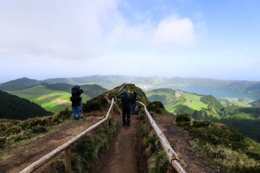 29 Mart 2023, Sete Cidades, Portekiz - Sao Miguel Adası, Azores, Portekiz 'deki Miradouro da Grota do Inferno bakış açısında turistler. 