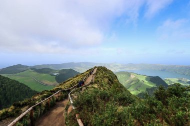 29 Mart 2023, Sete Cidades, Portekiz - Sao Miguel Adası, Azores, Portekiz 'deki Miradouro da Grota do Inferno bakış açısında turistler. 