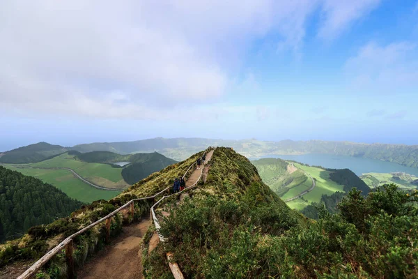 Μαρτίου 2023 Sete Cidades Πορτογαλία Τουρίστες Στο Miradouro Grota Inferno — Φωτογραφία Αρχείου