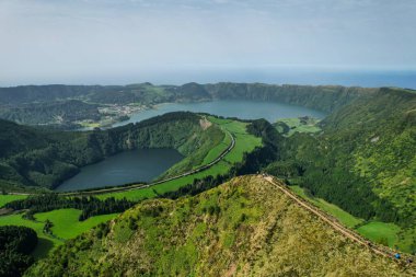 Miradouro da Grota do Inferno bakış açısından Sete Cidades Sao Miguel Adası, Azores, Portekiz. 