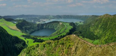 Miradouro da Grota do Inferno bakış açısından Sete Cidades Sao Miguel Adası, Azores, Portekiz. 