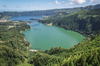 İkonik Vista do Rei bakış açısını gösteren hava aracı görüntüleri nefes kesici Sete Cidades lagünlerini gözler önüne seriyor, Sao Miguel Adası, Azores, Portekiz