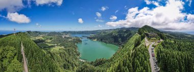 İkonik Vista do Rei bakış açısını gösteren hava aracı görüntüleri nefes kesici Sete Cidades lagünlerini gözler önüne seriyor, Sao Miguel Adası, Azores, Portekiz