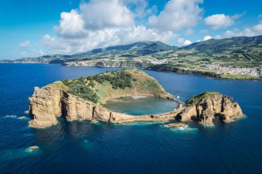 Parlak bir yaz gününde Ilheu de Vila Franco do Campo 'nun havadan görünüşü turkuaz gölünü ve volkanik güzelliğini Sao Miguel, Azores, Portekiz' de sergiliyor.