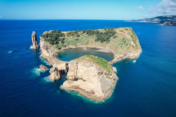 stock image Aerial view of Ilheu de Vila Franco do Campo on a bright summer day, showcasing its turquoise lagoon and volcanic beauty off Sao Miguel, Azores, Portugal