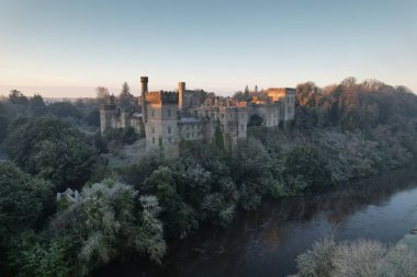Waterford, İrlanda 'daki Lismore Şatosu' nun soğuk bir kış sabahı sergilenen havadan görünüşü soğuk, atmosferik bir manzaraya karşı çarpıcı Gotik Diriliş mimarisini sergiliyor.
