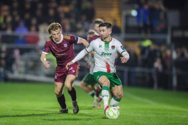 14 Şubat 2025, Cork, İrlanda, SSE Airtricity Men 's Premier Division: Cork City FC 2 - Galway United 2; Cork City FC' den Sean Maguire, Galway United 'dan David Hurley' den kaçar