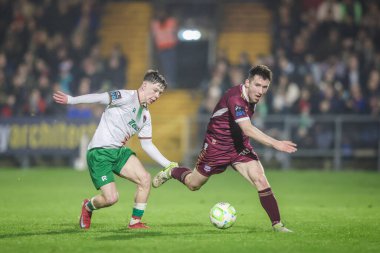 14 Şubat 2025, Cork, İrlanda, SSE Airtricity Men 's Premier Division: Cork City FC 2 - Galway United; Galway United' dan Bobby Burns 'ü Cork City FC FC' den Cathal O 'Sullivan kovalıyor