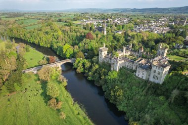  Tarihi Lismore Kalesi ve İrlanda 'nın Waterford İlçesi' nin çevresini saran hava manzarası yemyeşil baharlar, Blackwater Nehri ve yumuşak akşam ışığı altında yuvarlanan kırsal alanlar..