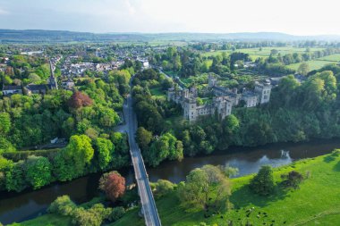  Tarihi Lismore Kalesi ve İrlanda 'nın Waterford İlçesi' nin çevresini saran hava manzarası yemyeşil baharlar, Blackwater Nehri ve yumuşak akşam ışığı altında yuvarlanan kırsal alanlar..