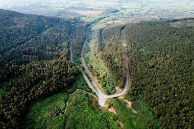  Vee Geçidi 'nin Knockmealdown Dağları' ndan geçen hava manzarası çarpıcı İrlanda manzarası canlı yeşillik ve İrlanda 'nın Tipperary ilçesinde dramatik bir yükseliş..