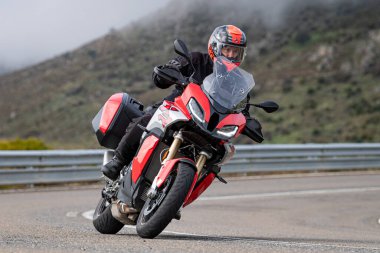 Motosikletli keskin bir viraj alıyor. Fotoğraf 9 Eylül 2022 tarihinde İspanya 'nın Avila ilinin Navalmoral limanında çekildi.