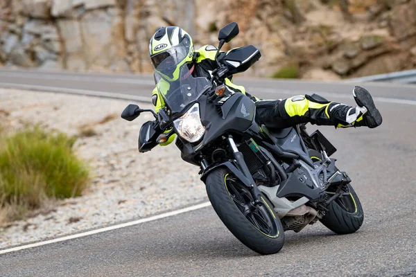 Motociclista Prendendo Una Curva Tagliente Sulla Sua Moto Fotografia Scattata — Foto Stock