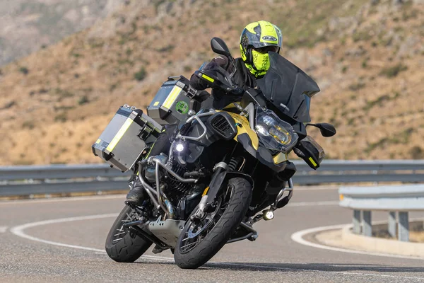 Motociclista Tomando Uma Curva Afiada Sua Moto Fotografia Tirada Porto Imagens De Bancos De Imagens