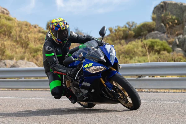 Motociclista Tomando Uma Curva Afiada Sua Moto Fotografia Tirada Porto — Fotografia de Stock