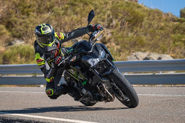 Motociclista Prendendo Una Curva Tagliente Sulla Sua Moto Fotografia Scattata — Foto Stock