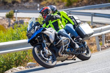 Motosikletli keskin bir viraj alıyor. Fotoğraf 9 Eylül 2020 tarihinde İspanya 'nın Avila ilinin Navalmoral limanında çekildi.