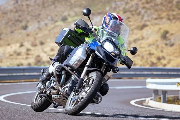Motociclista Tomando Uma Curva Afiada Sua Moto Fotografia Tirada Porto — Fotografia de Stock