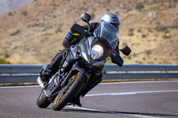 Motosikletli keskin bir viraj alıyor. Fotoğraf 9 Eylül 2020 tarihinde İspanya 'nın Avila ilinin Navalmoral limanında çekildi.