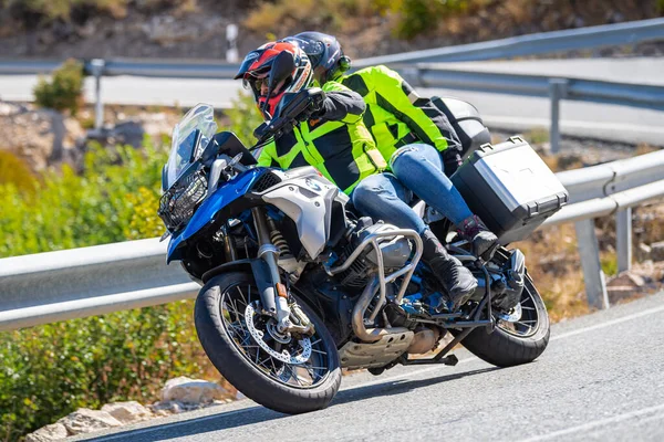 Motociclista Tomando Uma Curva Afiada Sua Moto Fotografia Tirada Porto Fotos De Bancos De Imagens