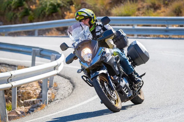 Motociclista Tomando Uma Curva Primeiro Plano Com Fundo Natureza Céu — Fotografia de Stock