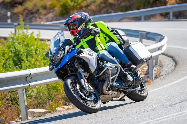 Motociclista Tomando Uma Curva Primeiro Plano Com Fundo Natureza Céu — Fotografia de Stock