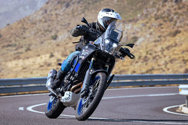 Мотоциклист Делает Поворот Переднем Плане Фоне Природы Голубого Неба — стоковое фото