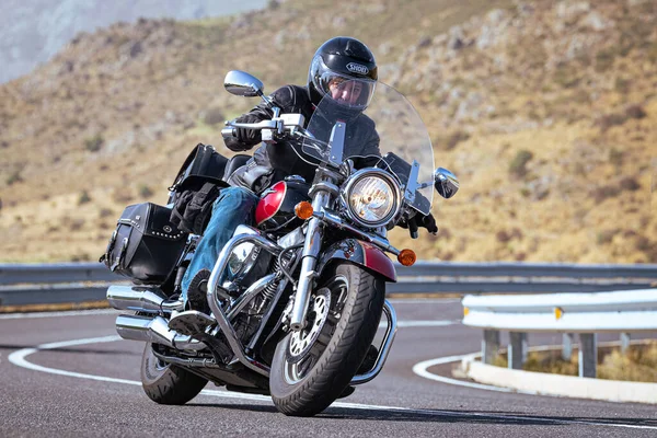 Motosiklet Sürücüsü Arka Planı Doğa Mavi Gökyüzü Olan Planda Bir Telifsiz Stok Fotoğraflar