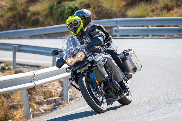 Motociclista Vehículo Tomando Una Curva Carretera Montaña Con Día Soleado —  Fotos de Stock