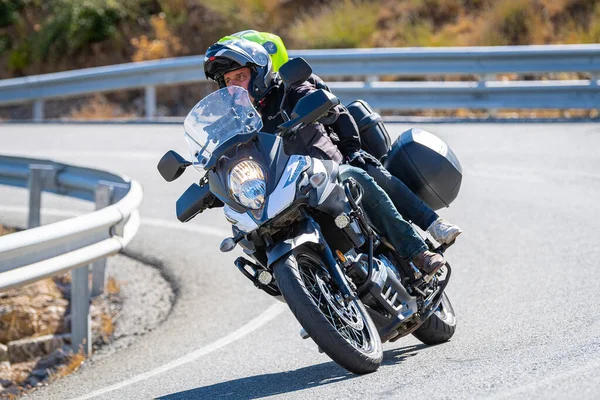 Motociclista Vehículo Tomando Una Curva Carretera Montaña Con Día Soleado — Foto de Stock