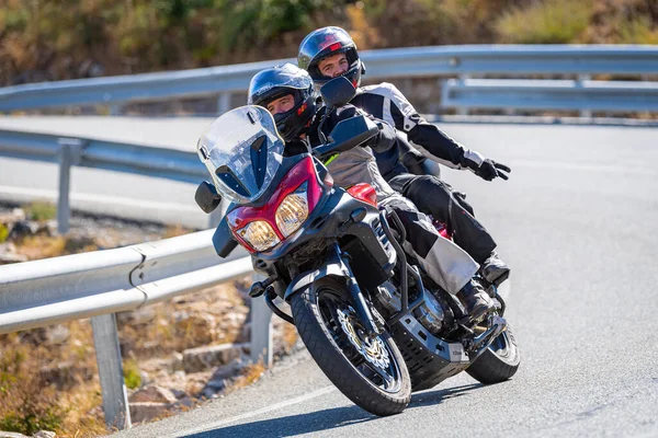 Motociclista Seu Veículo Tomando Uma Curva Estrada Montanha Com Dia — Fotografia de Stock