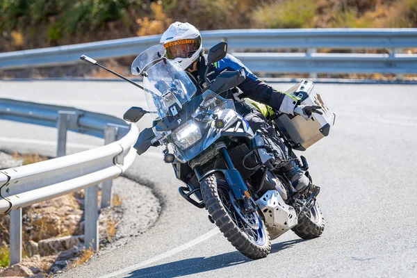 Motociclista Vehículo Tomando Una Curva Carretera Montaña Con Día Soleado —  Fotos de Stock
