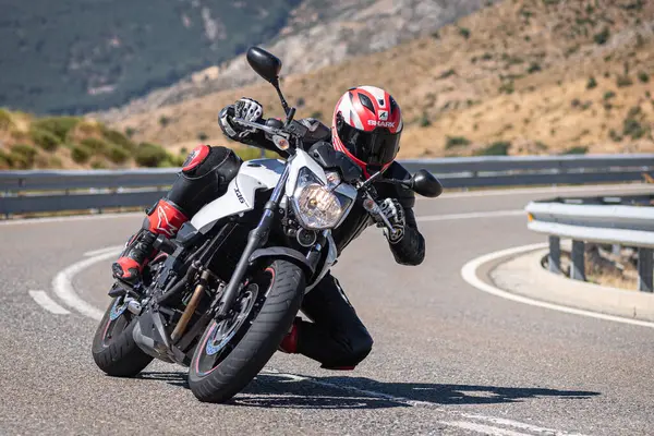 Motocycliste Sur Son Véhicule Prenant Virage Sur Route Montagne Avec Image En Vente