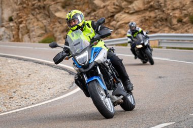 18 Kasım 2021 'de İspanya' nın Avila ilindeki Navalmoral limanında yola çıkan motorcu