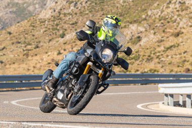 18 Kasım 2021 'de İspanya' nın Avila ilindeki Navalmoral limanında yola çıkan motorcu