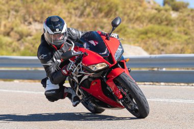 18 Kasım 2021 'de İspanya' nın Avila ilindeki Navalmoral limanında yola çıkan motorcu